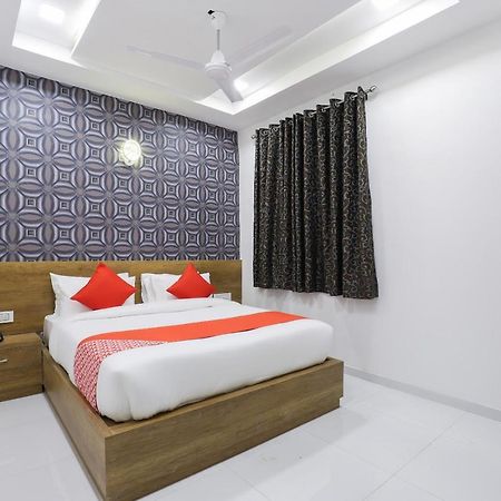 Oyo 49805 The Midway Sky Hotel Gandhinagar Eksteriør billede