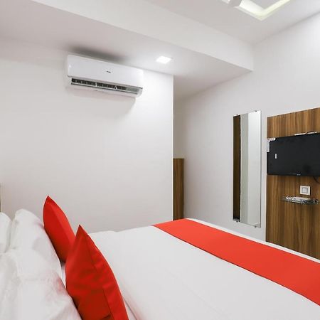 Oyo 49805 The Midway Sky Hotel Gandhinagar Eksteriør billede