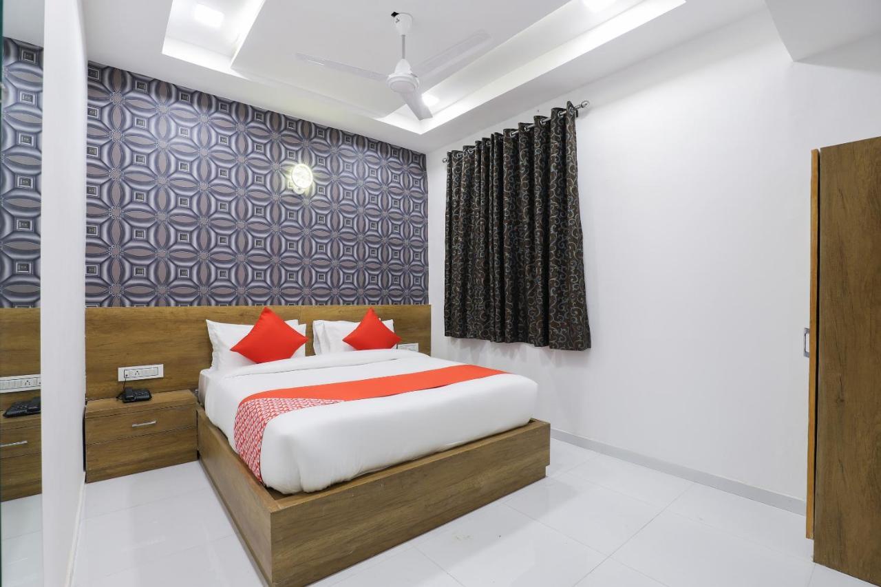 Oyo 49805 The Midway Sky Hotel Gandhinagar Eksteriør billede