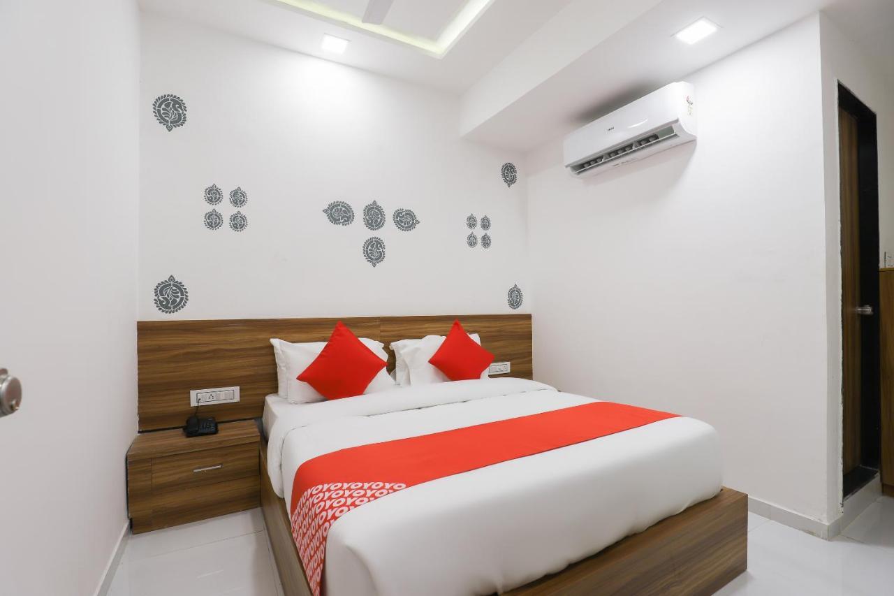 Oyo 49805 The Midway Sky Hotel Gandhinagar Eksteriør billede