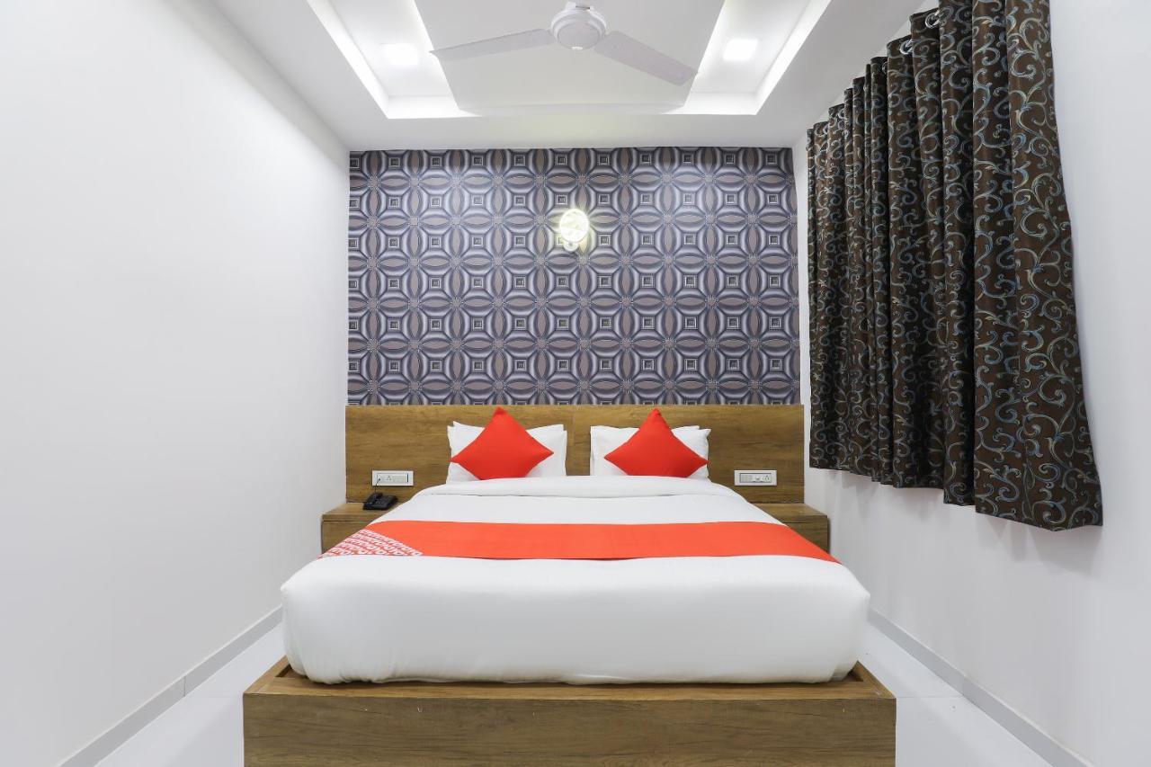 Oyo 49805 The Midway Sky Hotel Gandhinagar Eksteriør billede