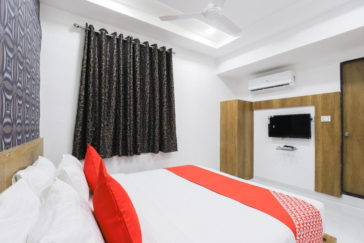 Oyo 49805 The Midway Sky Hotel Gandhinagar Eksteriør billede