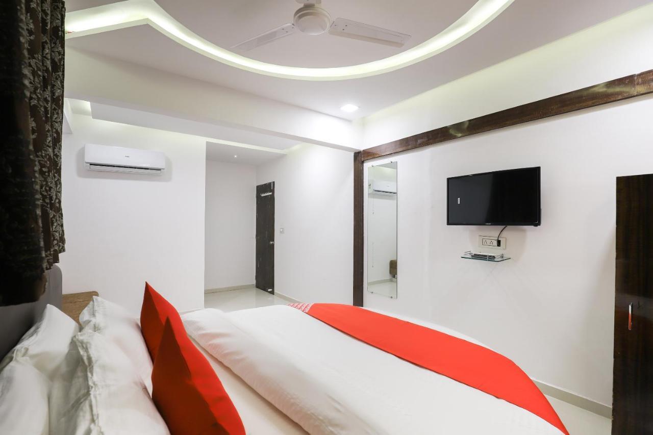 Oyo 49805 The Midway Sky Hotel Gandhinagar Eksteriør billede