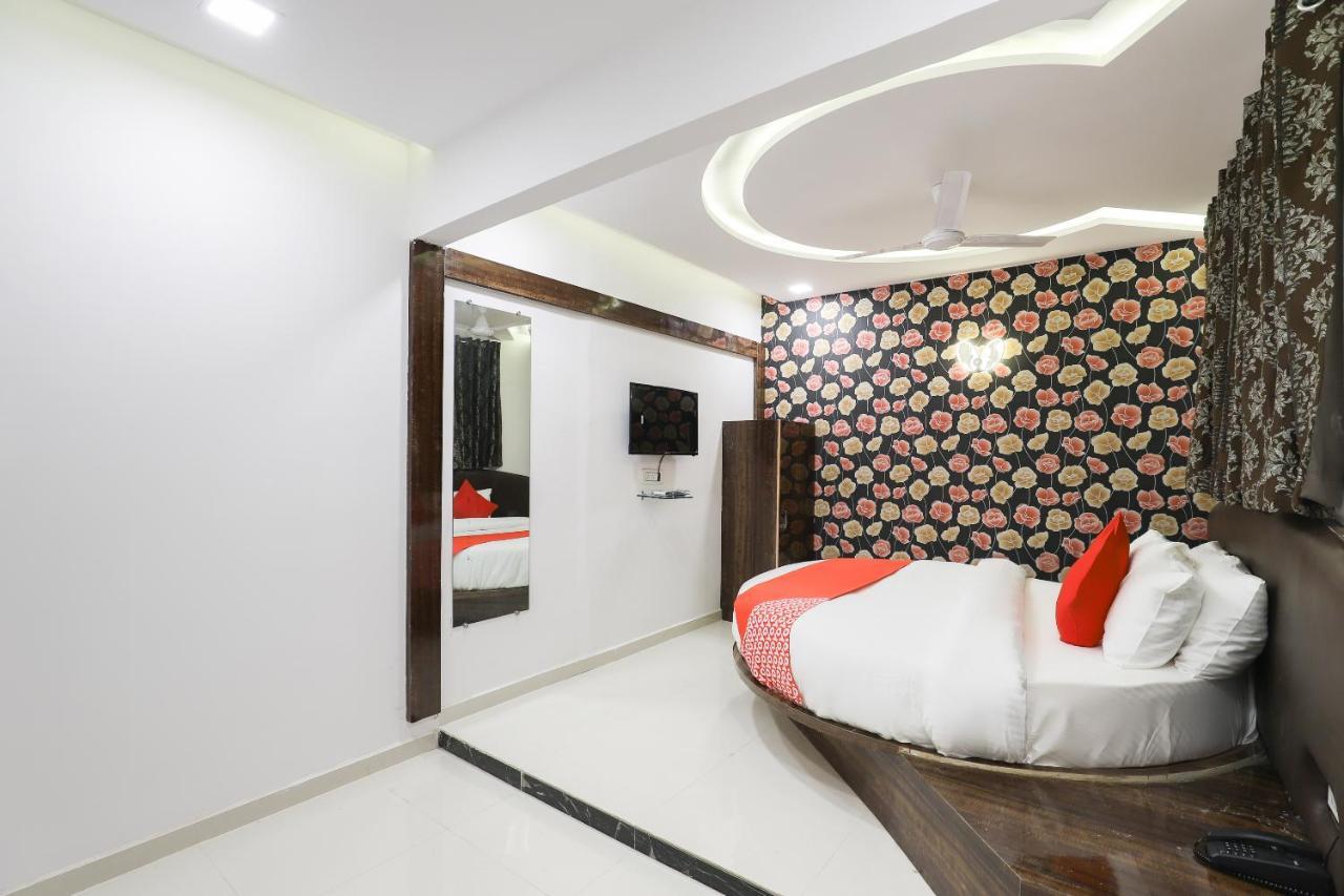 Oyo 49805 The Midway Sky Hotel Gandhinagar Eksteriør billede