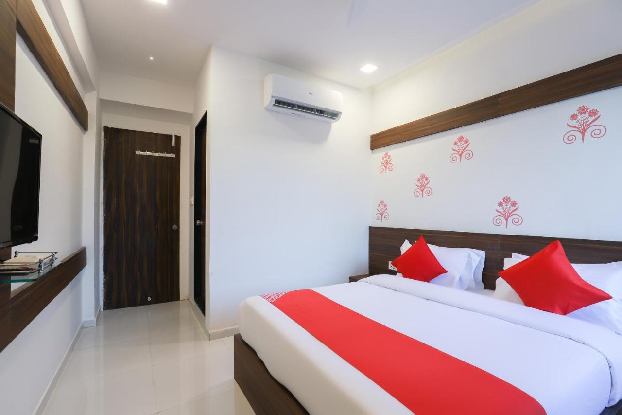 Oyo 49805 The Midway Sky Hotel Gandhinagar Eksteriør billede
