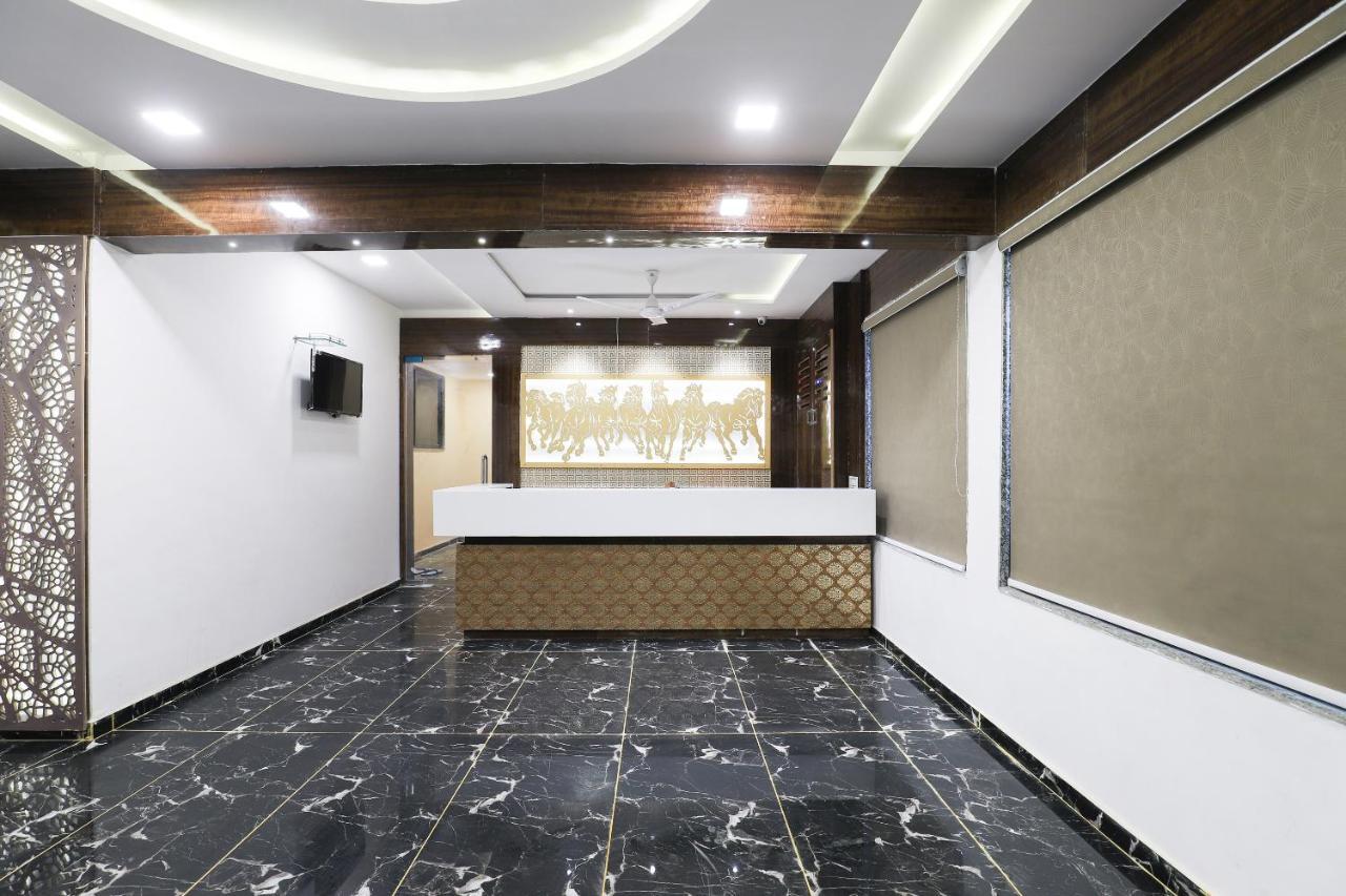 Oyo 49805 The Midway Sky Hotel Gandhinagar Eksteriør billede